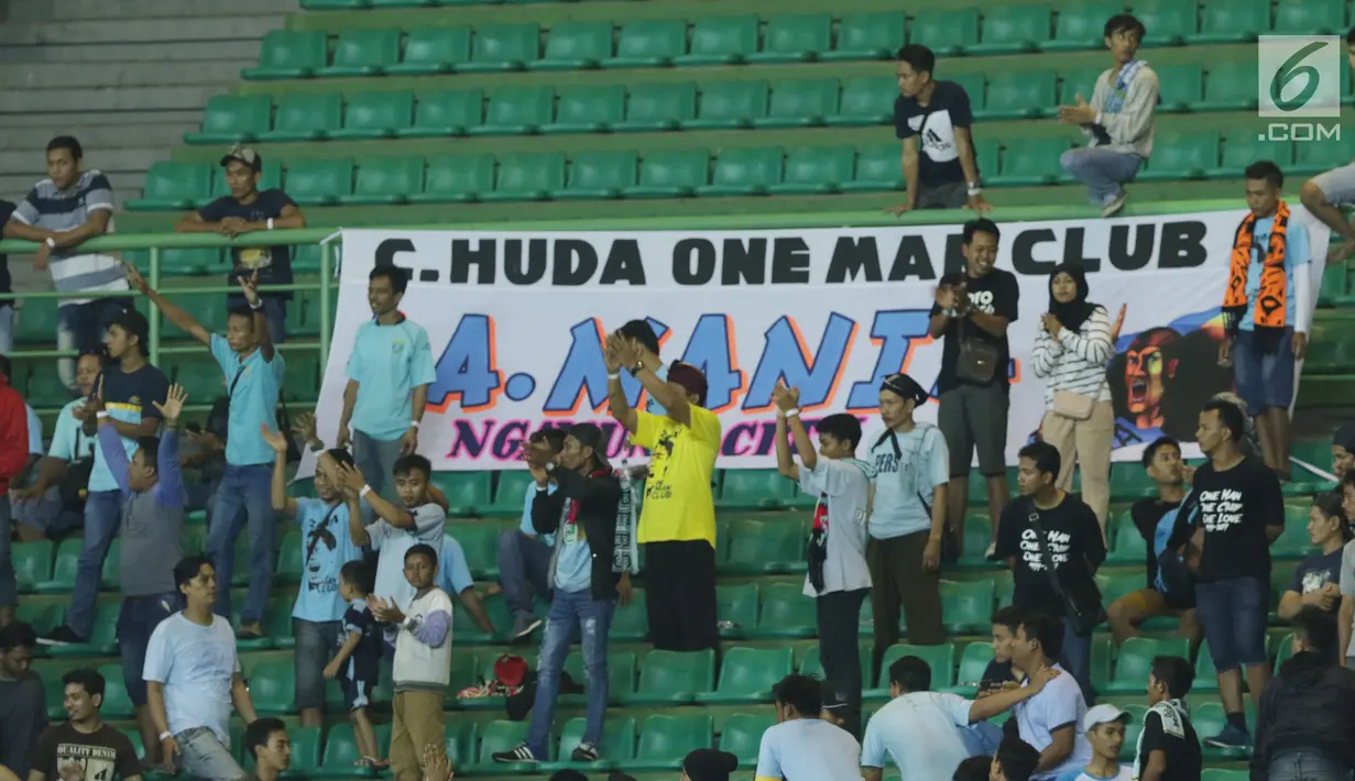 Suporter Laskar Joko Tingkir membentangkan spanduk bertuliskan nama alm Choirul Huda saat menyaksikan laga Persela melawan Bhayangkara FC di Stadion Patriot Candrabhaga, Bekasi, Jumat (27/10). (Liputan6.com/Helmi Fithriansyah)