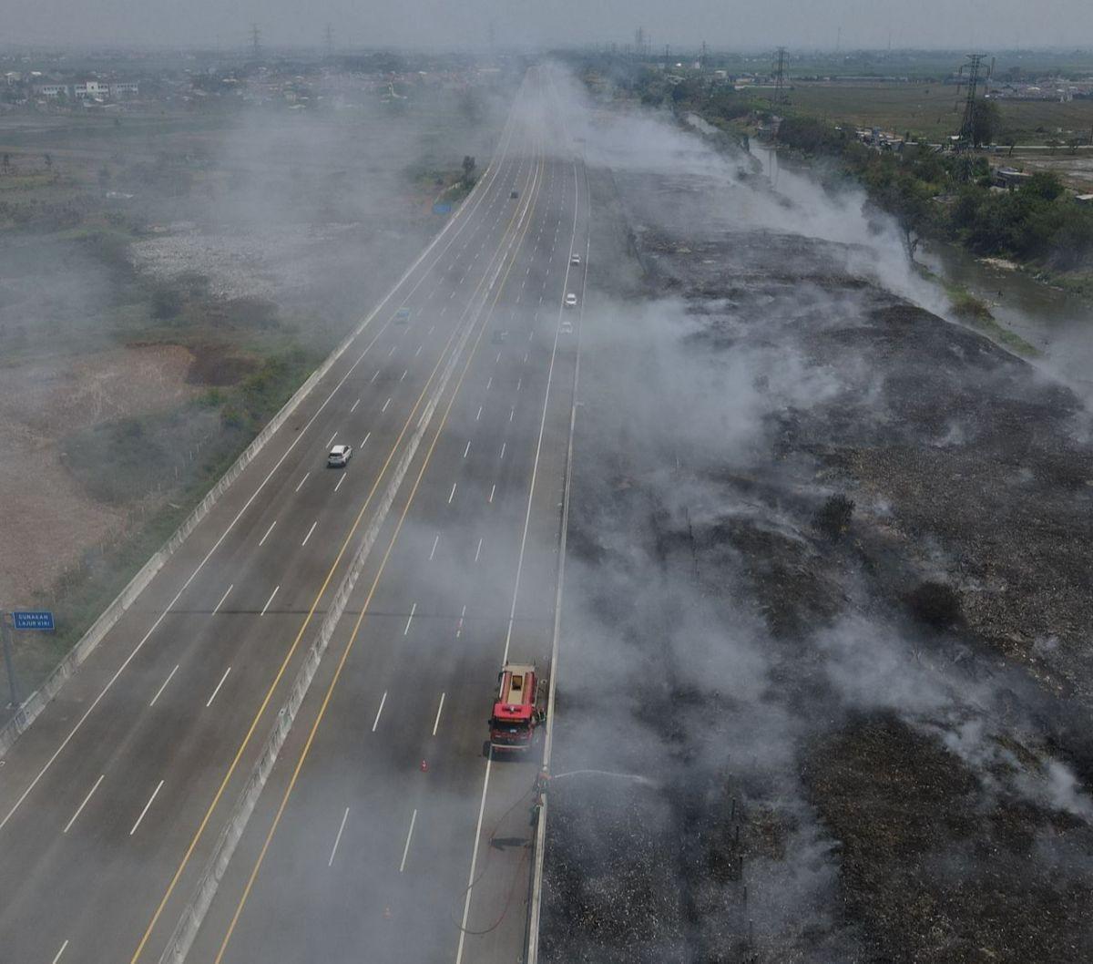 Saat ini petugas masih berjuang mengendalikan asap kebakaran yang masih mengepul dan menutupi jarak pandang pengguna jalan Tol Cibitung-Cilincing.