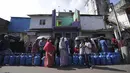 Warga Sri Lanka mengantre untuk mengisi ulang tabung gas memasak saat terjadi kekurangan pasokan di KolomboSelasa (4/1/2022). Antrean panjang selama berjam-jam telah menjadi pemandangan biasa dalam beberapa hari terakhir dalam upaya untuk membeli tabung gas domestik. (AP Photo/Eranga Jayawardena).