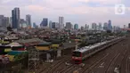 Sebuah kereta melintas di kawasan Jakarta, Sabtu (19/3/2022). Bank Indonesia (BI) memperkirakan pertumbuhan ekonomi Indonesia akan meningkat lebih tinggi, pada kisaran 4,7 persen hingga 5,5 persen, dari pertumbuhan 3,69 persen pada 2021. (Liputan6.com/Angga Yuniar)