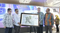 Rektor ITB Arif Satria menyerahkan hasil program Data Desa Presisi Batch I kepada Pemprov Sulawesi Barat (Foto: Liputan6.com/Humas Pemprov Sulbar)