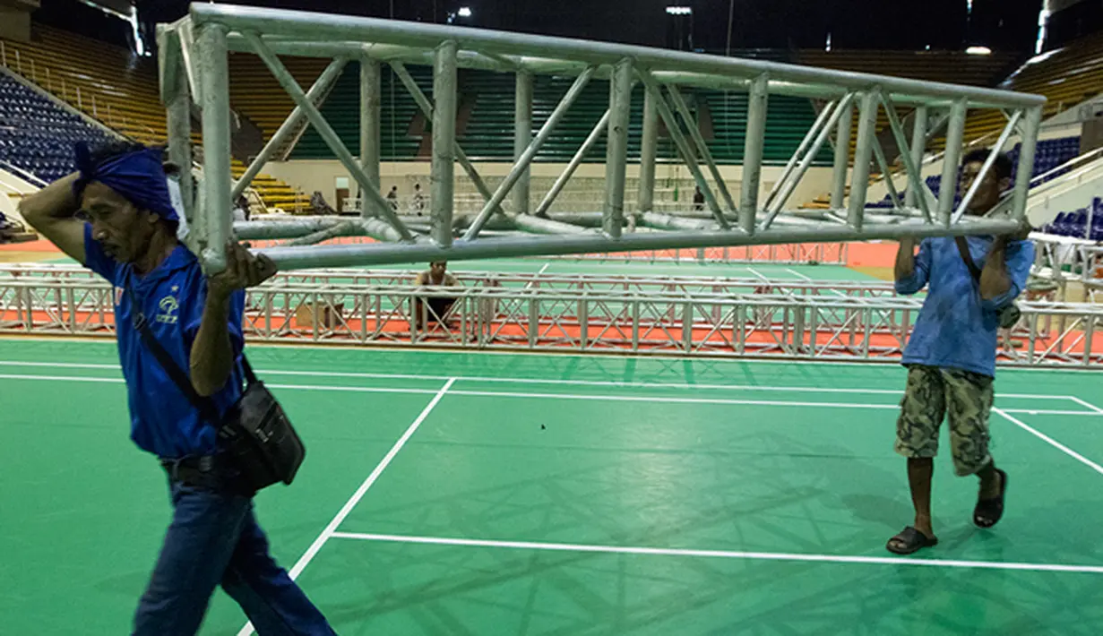 Pekerja mengangkat tiang besi jelang Kejuaraan Dunia BWF di Istora Senayan, Jakarta, Rabu (5/8/2015). Kejuaraan itu akan berlangsung pada 10-16 Agustus mendatang. (Bola.com/Vitalis Yogi Trisna)