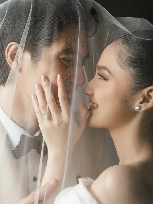 Syifa Hadju dan El Rumi kembali tampil serasi dalam balutan busana pengantin di prewedding terbaru [@syifahadju]