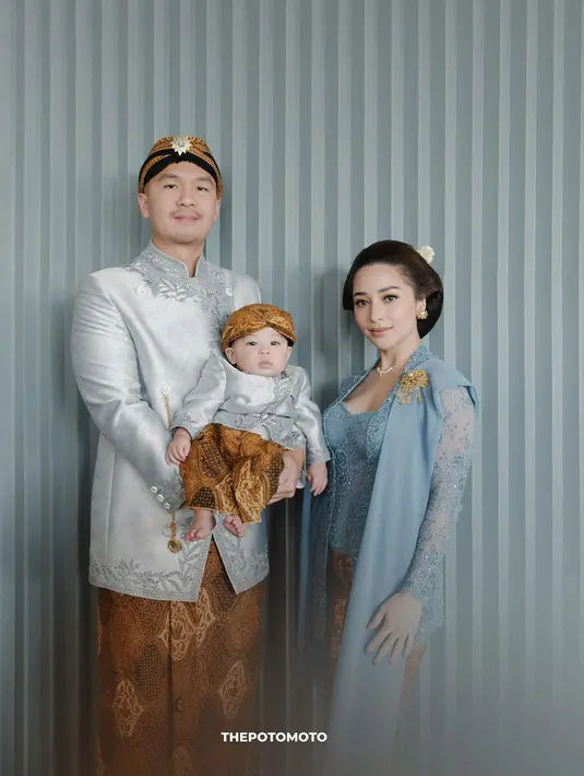 Dalam foto lain, kebaya di-styling dengan selendang warna senada. [@thepotomoto]