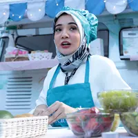 Meski tidak bisa lama karena jadwal padat, Zaskia Sungkar menyempatkan untuk membuat es buah di Masjid Cut Mutia, Jakarta Pusat. Membuat takjil untuk dibagikan pada warga di seputar masjid tersebut. (Deki Prayoga/Bintang.com)