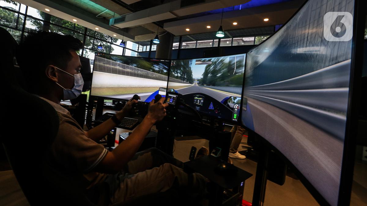 FOTO: Sensasi Balapan Mobil dengan Simulator - Foto Liputan6.com
