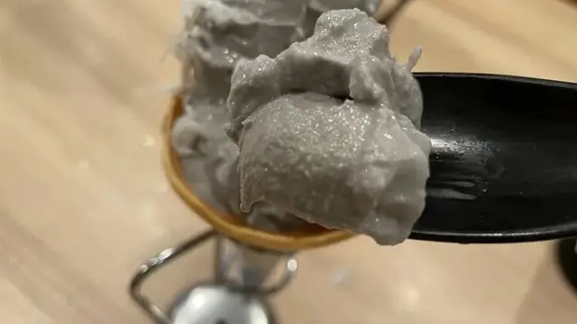 Es Krim dengan Topping Ikan Teri