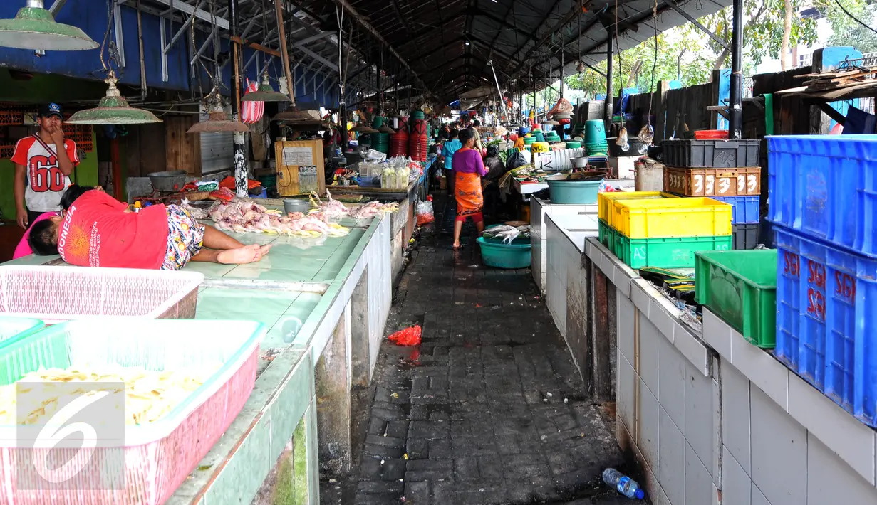 di Pasar Minggu, Jakarta, Rabu (22/7/2015). Hari ke-5 pasca Lebaran, aktivitas perdagangan di pasar tradisional belum kembali normal. (Liputan6.com/Yoppy Renato) 