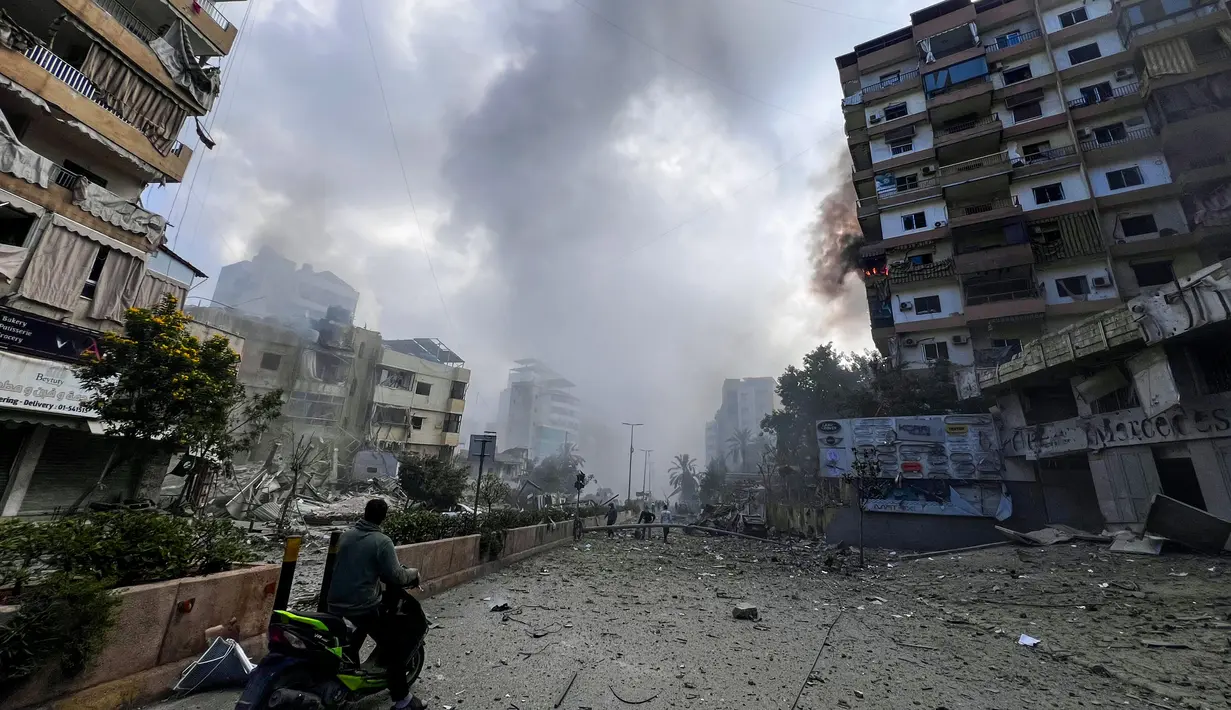 Sementara itu, ada sekitar 14.134 warga sipil terluka akibat agresi militer Israel di Lebanon yang memanas sejak akhir September 2024 lalu. (Ibrahim AMRO/AFP)