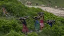Penduduk desa Kashmir membawa kayu bakar yang dikumpulkan dari hutan terdekat di Tosamaidan, barat daya Srinagar, Kashmir yang dikuasai India, Senin (21/6/2021). Tidak hanya terkenal dengan padang rumputnya, Tosamaidan juga menjadi tujuan wisata. (AP Photo/Dar Yasin)