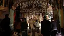 Jemaat Kristen kembali beribadah setelah tiga hari penutupan Gereja Makam Kudus di Yerusalem, Rabu (28/2). (THOMAS COEX/AFP)