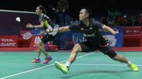 Hafiz Faizal/Gloria Emanuelle saat melawan Tontowi Ahmad/Lilyana Natsir  pada semifinal Indonesia Open 2018 di Istora Senayan, Jakarta, (7/6/2018). Tontowi/Liliyana menang 21-18, 21-8. (Bola.com/Nick Hanoatubun)