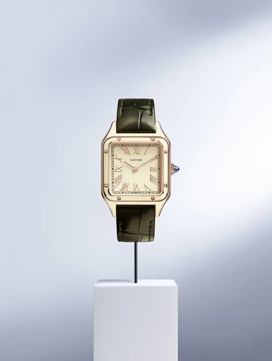 Santos Dumont kali ini dihadirkan dalam 3 versi terbaru, lacquer yang bergaya, namun setia dengan desain model aslinya. Tiga variasi warnanya ada burgundy-platinum, krem-emas, dan hita dengan pernis tembus pandang. Foto: Document/Cartier.