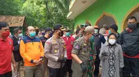 Mensos Tri Rismaharini mengunjungi korban longsor Kalijering, Padureso, Kebumen. (Foto: Liputan6.com/Polres Kebumen)