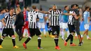 Gelandang Juventus, Arturo Vidal bersama pemain lainya merayakan keberhasilan meraih gelar juara Coppa Italia usai mengalahkan Lazio di Final Coppa Italia di Olimpico Roma, Italia, Rabu (20/5/2015). (Reuters/Giampiero Sposito)