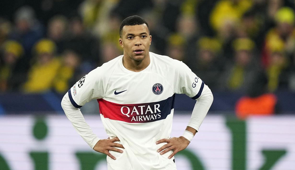 Ekspresi pemain PSG, Kylian Mbappe setelah gagal mencetak gol pada laga lanjutan Grup F Liga Champions 2023/2024 di Signal Iduna Park, Dortmund, Jerman, Kamis (14/12/2023) dini hari WIB. (AP Photo/Martin Meissner)