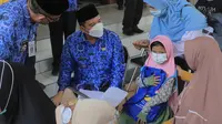 Wali Kota Tangerang, Arief R. Wismansyah dalam tinjauan yang didampingi Kepala Dinas Sosial Mulyani dan Camat Karawaci Wawan Fauzi di kantor Kecamatan Karawaci, Senin (18/4/2022).