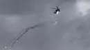 Sebuah helikopter Apache milik Israel saat terbang di atas Jalur Gaza. (REUTERS / Baz Ratner)