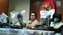 Wakil Ketua KPK Basaria Panjaitan (kedua kanan) dan Petugas KPK menunjukan barang bukti tersangka penerimaan suap Dirjen Perhubungan Laut (Hubla) A Tonny Budiono dan Adiputra Kurniawan di Gedung KPK, Kamis (24/08). (Liputan6.com/Helmi Afandi)