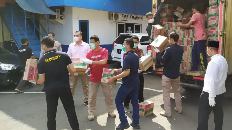 Tangcity Mall membagikan seribu paket sembako untuk masyarakat yang terdampak virus corona atau Covid-19.