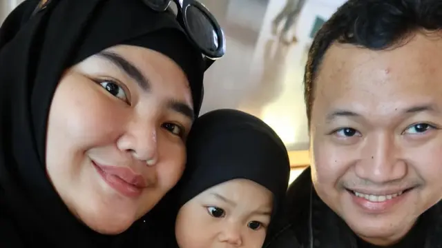 Rosa Meldianti Bagikan Potret Hangat Bersama Suami dan Anak Saat Umrah, Tahun Baru Penuh Syukur (credit: instagram.com/rosameldianti29).