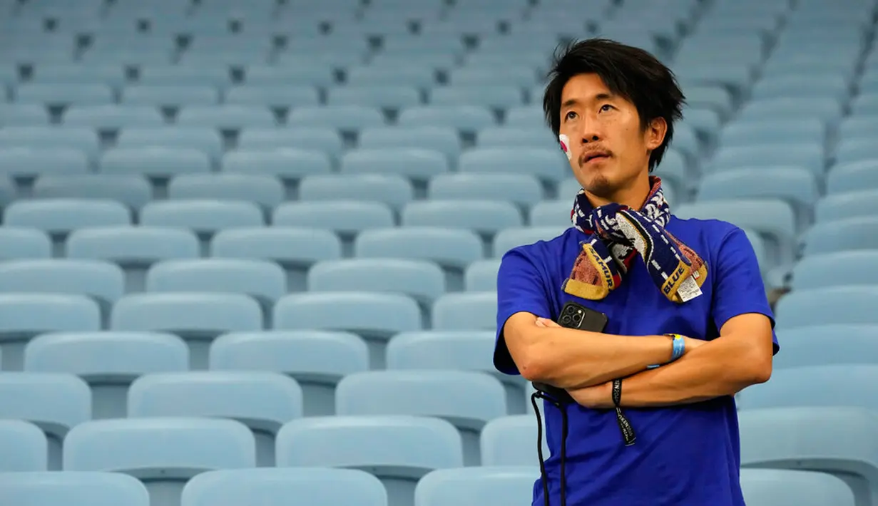 Seorang suporter Jepang bereaksi setelah Kroasia mengalahkan Jepang pada pertandingan sepak bola babak 16 besar Piala Dunia 2022 di Stadion Al Janoub, Al Wakrah, Qatar, 5 Desember 2022. Jepang disingkirkan Kroasia dari Piala Dunia 2022 lewat adu penalti. (AP Photo/Eugene Hoshiko)