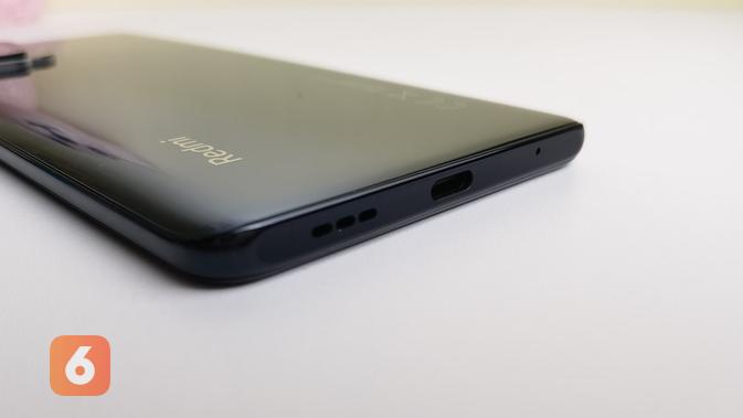 Sisi bawah Redmi Note 10 Pro terdapat port USB type C untuk mengisi baterai 5.000mAh dengan pengisian daya cepat 33W.  (Liputan6.com/ Agustin Setyo W)