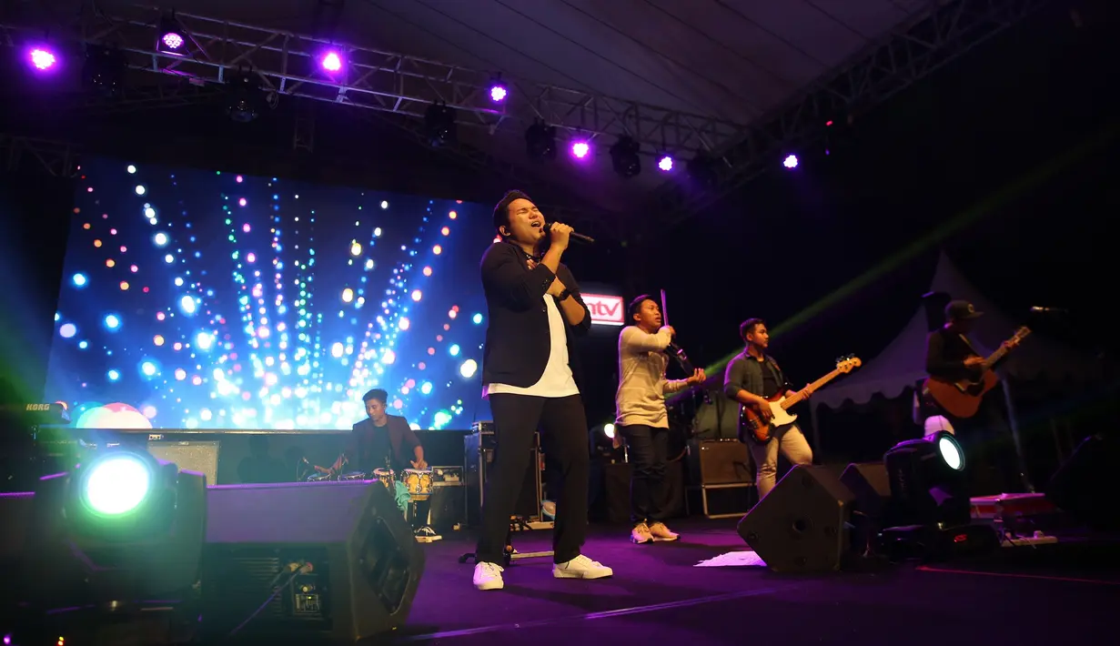 Konser #BeraniDekat ini dimeriahkan oleh Guyon Waton. Guyon Waton tampil sangat menghibur di hadapan 6.000 penonton yang hadir di stadion Mandala Krida, Yogyakarta. Band yang membawakan lagu-lagu berbahasa Jawa ini sukses membuat suasana menjadi meriah.