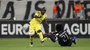 Gelandang Chelsea, N'Golo Kante, melepaskan tendangan saat melawan PAOK pada laga Liga Europa di Stadion Toumbas, Thessaloniki, Kamis (20/9/2018). PAOK takluk 0-1 dari Chelsea. (AP/Thanassis Stavrakis)