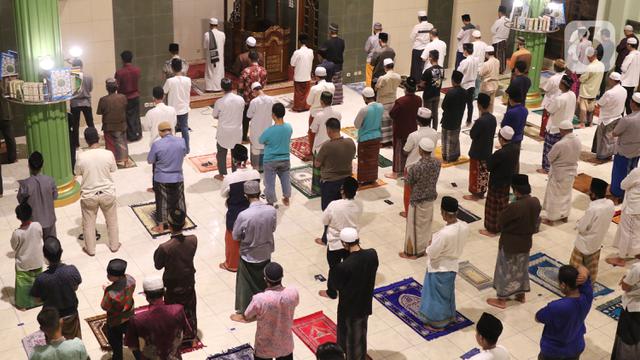 FOTO: Tarawih Pertama, Masjid di Tangerang Terapkan Physical Distancing