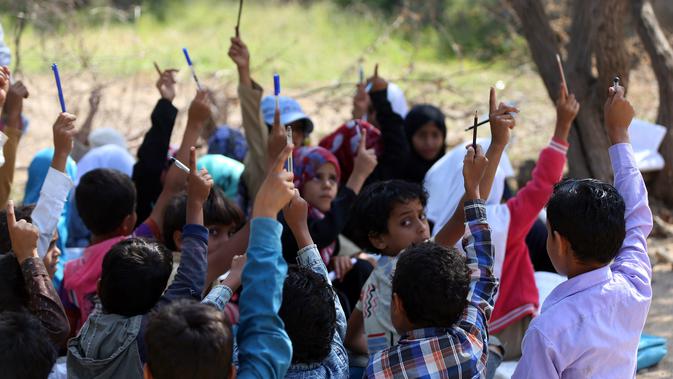 Anak-anak mengikuti kelas terbuka di desa al-Kashar Yaman barat daya, provinsi Taez (16/9/2019). Lebih dari 2.500 sekolah tidak digunakan di seluruh Yaman. (AFP Photo/Ahmad Al-Basha)