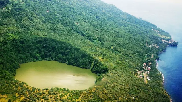 Misteri Dibalik Keelokan Danau Tolire di Ternate