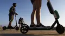 Pengendara menaiki skuter listrik  di sepanjang Venice Beach, Los Angeles, 13 Agustus 2018. Beberapa penduduk kota mengeluhkan skuter-e yang kontroversial karena membahayakan pejalan kaki dan terkadang menyumbat trotoar. (Mario Tama/Getty Images/AFP)