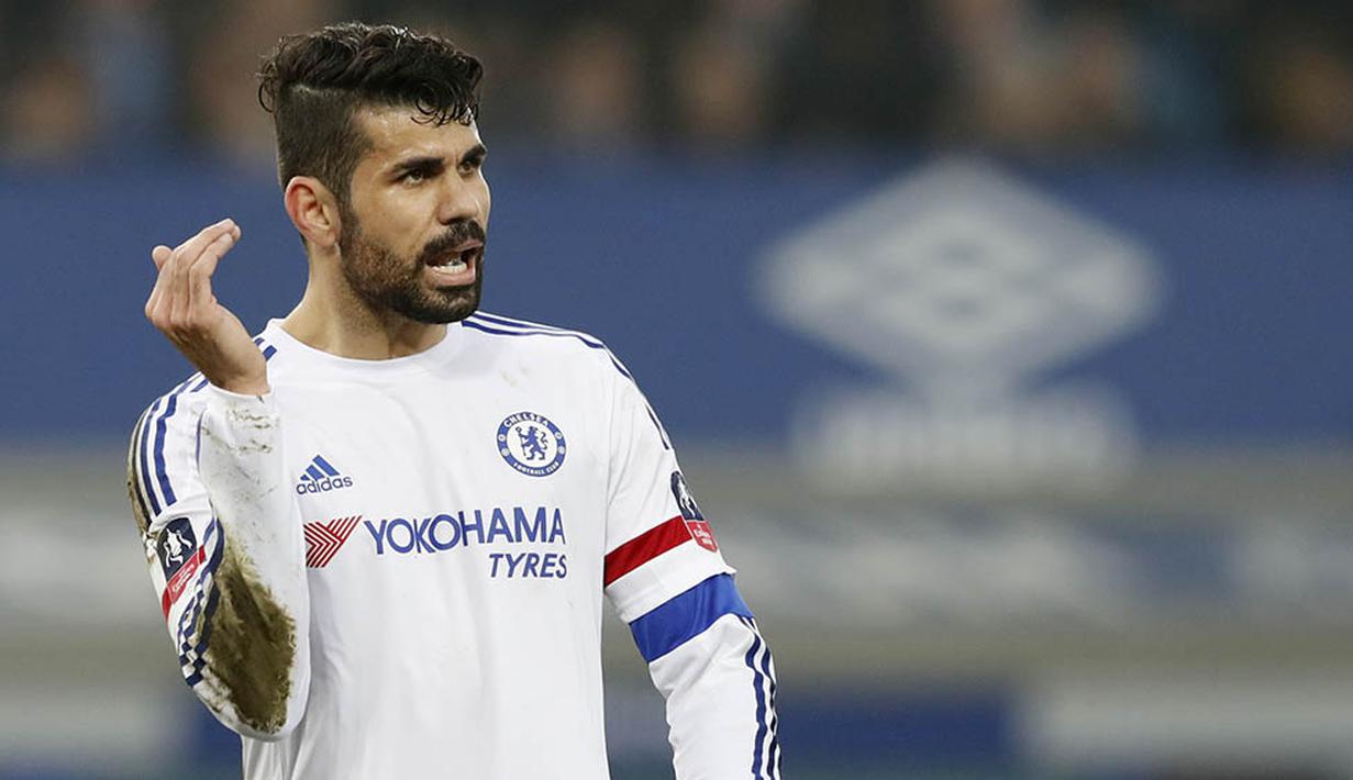 2. Diego Costa, dirinya lebih pantas disebut sebagai tukang cari masalah daripada striker yang piawai mencetak gol. Pria berkebangsaan Spanyol itu tidak mampu menahan emosi yang kerap merugikan tim. (Reuters/Phil Noble)