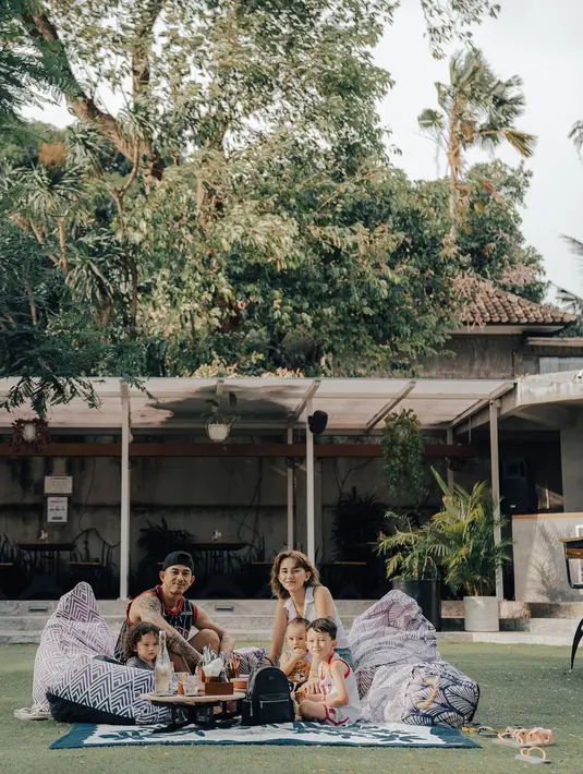 <p>Dahlia Poland sepertinya sangat menikmati kesibukannya sebagai seorang ibu rumah tangga yang mengurus suami dan ketiga anaknya. (FOTO: instagram.com/dahliachr/)</p>