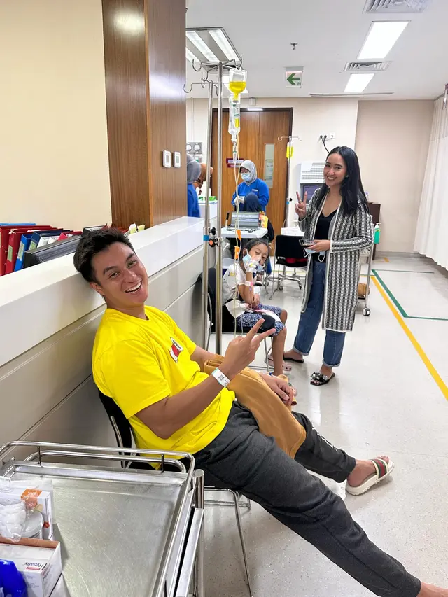 Baim Wong Terduduk Lemas Sambil Diinfus di Kursi Rumah Sakit Gara-Gara UGD Penuh. (instagram.com/baimwong)