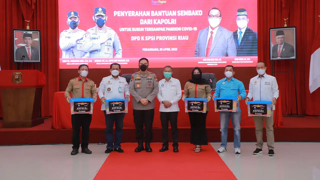 Ribuan paket sembako dari Kapolri Jenderal Listyo Sigit Prabowo kepada buruh yang terdampak pandemi Covid-19 di Riau