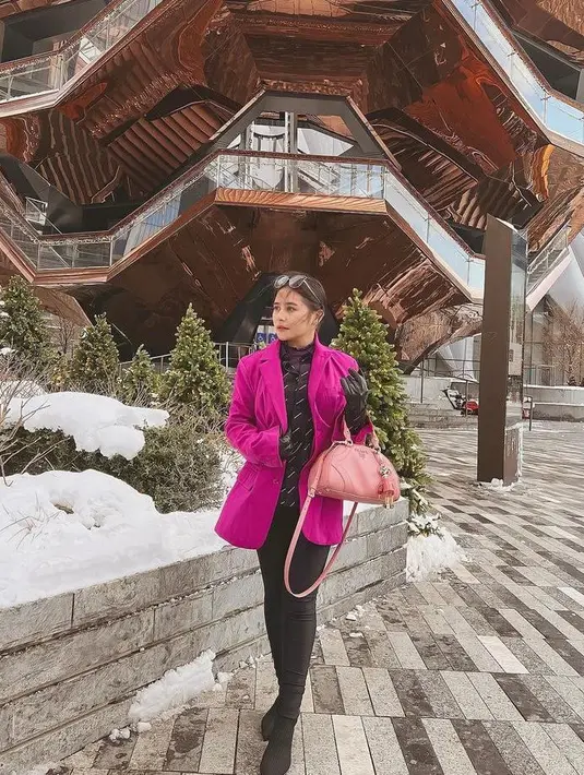 Mengunjungi ikon wisata New York, Vessel, Prilly tampil stylish dalam balutan blazer hot pink, turtleneck warna hitam, pants warna hitam. (Instagram/prillylatuconsin96).