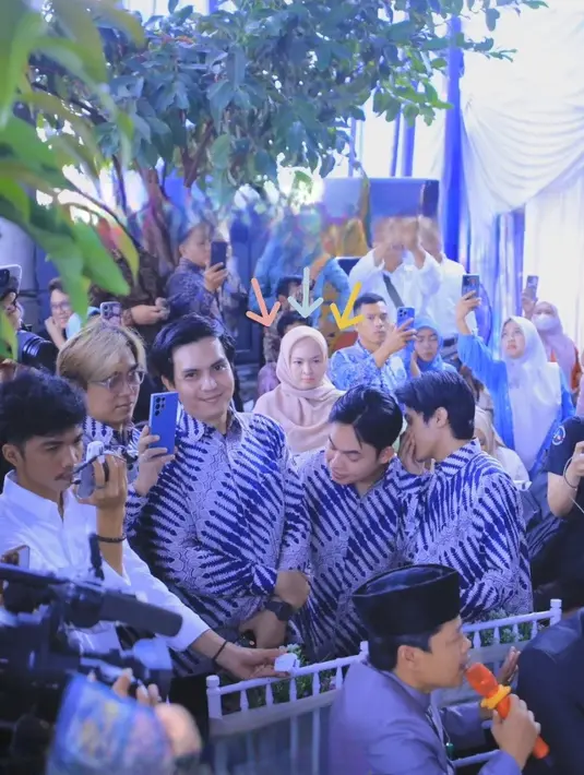 Menariknya, personel Kangen Band yang sudah bersama sejak 2005 itu mengenakan baju batik yang kompak. Warna batik sengaja disamakan biru saat berpose bareng Andika dan dokter Ayu Kartika.  (Liputan6.com/IG/@dodhyofficial)