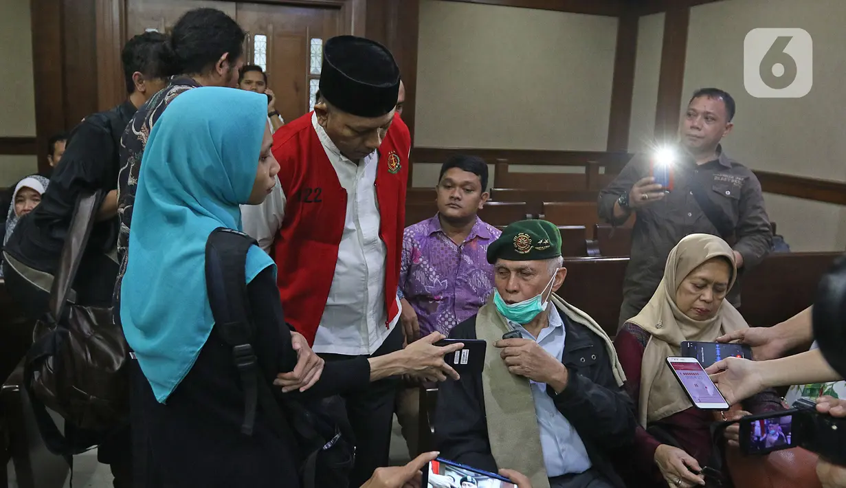 Kivlan Zen (kedua kanan) menjelang memberikan kesaksian dalam sidang lanjutan kasus kepemilikan senjata api ilegal di Pengadilan Negeri Jakarta Pusat, Rabu (5/2/2020). Sidang untuk terdakwa Azwarni ditunda karena alasan kesehatan Kivlan Zen. (Liputan6.com/Herman Zakharia)
