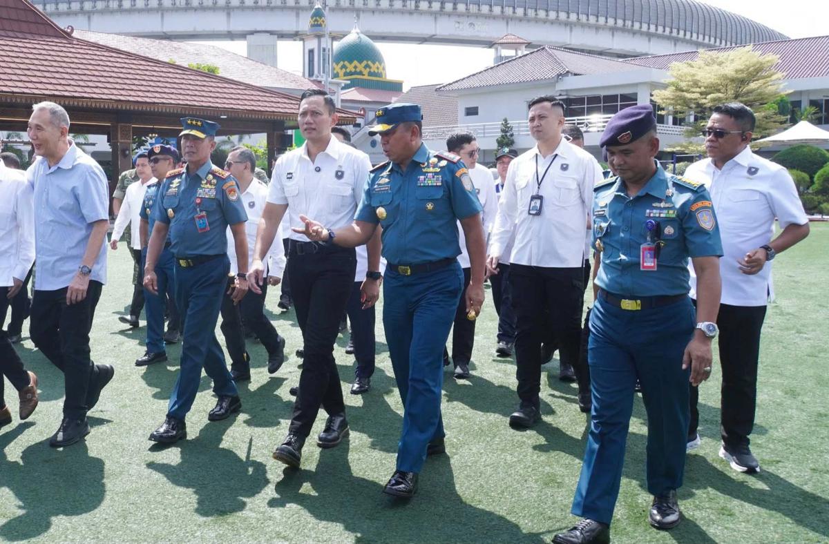 FOTO: Menko IPK Lepas KRI Semarang Kirim Bantuan ke Wilayah Bencana Sumatera