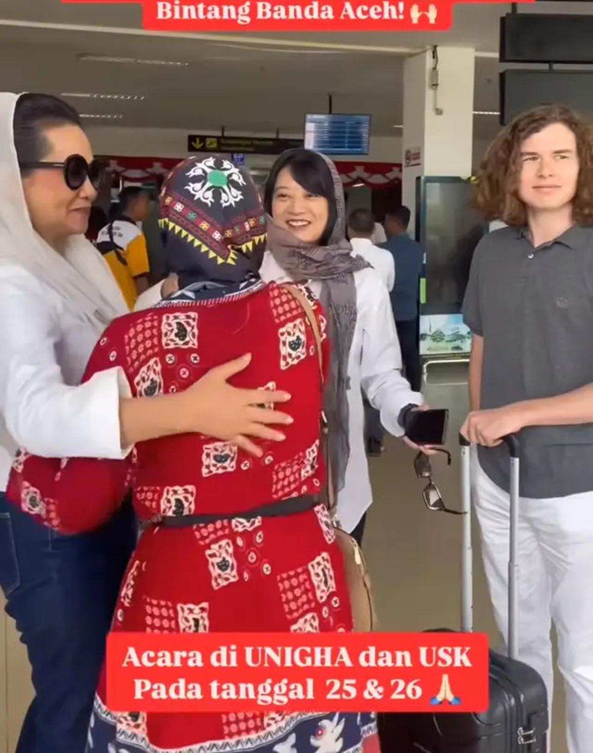 Isi Acara di Kampus Aceh, Ini 7 Potret Leony saat Berkerudung Ditemani Pacar Bule