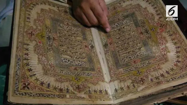 Kitab suci ini ditaksir sudah berusia sekitar 250 Tahun dengan lapisan tinta emas sebesar 18 karat.
