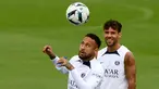 Penyerang Paris Saint-Germain (PSG) Neymar mengontrol bola, di depan Juan Bernat selama sesi latihan jelang melawan Monaco, di Saint-Germain-en-Laye, barat Paris pada 26 Agustus 2022. Laga PSG vs AS Monaco di lanjutan Ligue 1 Prancis akan berlangsung pada 29 Agustus 2022 dinihari WIB. (FRANCK FIFE / AFP)