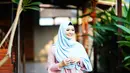 Berbagai model hijab yang digunakan nampak membuat penampilan wanita 25 tahun ini semakin memesona. Begini penampilan Eriska dengan balutan pakaian berwarna pink membuat dirinya terlihat begitu anggun. Terlihat aura keibuan semakin jelas.(Liputan6.com/IG/@eriskarein)