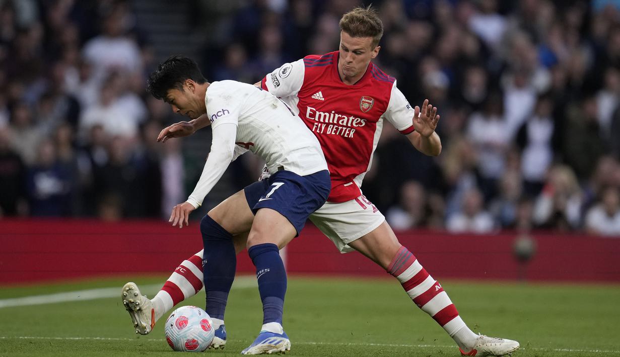 Son Heung-min terlihat secara konsisten menebar ancaman dalam laga panas anatar dua klub London tersebut. (AP/Matt Dunham)