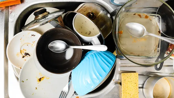 Mudah Diterapkan, Ini 5 Cara Menghilangkan Lemak Membandel Pada Peralatan Dapur Bekas Pakai