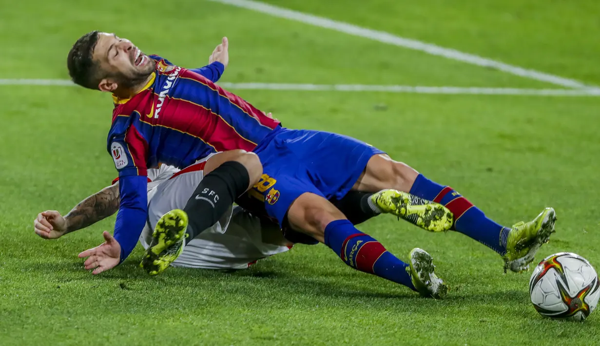 Bek Barcelona, Jordi Alba berteriak setelah dilanggar gelandang Sevilla, Suso pada pertandingan leg pertama semifinal Copa del Rey di stadion Ramon Sanchez Pizjuan, Spanyol, Kamis (10/2/2021).  Laga semifinal leg kedua bakal digelar 27 Februari mendatang di Camp Nou. (AP Photo/Angel Fernandez)