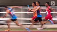 Para pelari beradu cepat saat tampil pada Kejurnas Atletik 2019 nomor 4x100 meter estafet senior putra di Stadion Pakansari, Bogor pada Rabu (8/8/2019). Kejurnas Atletik berlangsung dari 3 hingga 7 Agustus. (Bola.com/Peksi Cahyo)