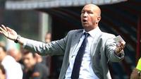 Catania coach Walter Zenga shouts during his team&#039;s serie A football match against AS Roma at the Massimino stadium on May 18, 2008. AFP PHOTO/Marcello PATERNOSTRO